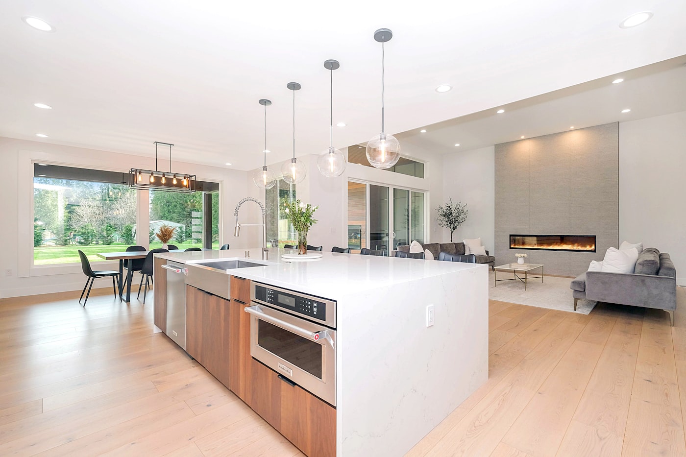 Cucina moderna ristrutturata da CasaSolida
